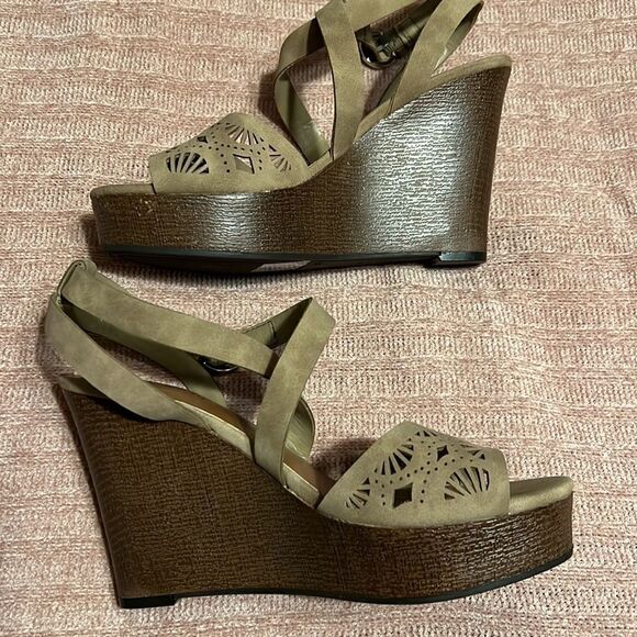 Indigo Road. Beige wedges. Size 7.5 - Picture 2 of 5